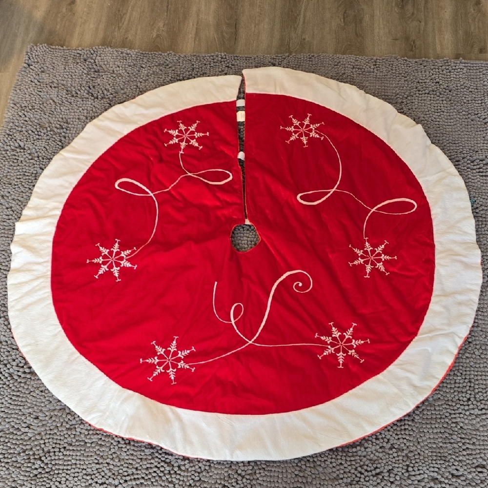 Red and White Holiday Tree Skirt